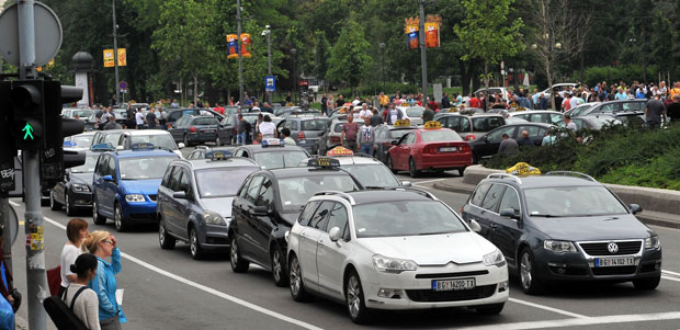 ПРОТЕСТ ТАКСИСТА У БЕОГРАДУ: На улици до добијања гаранција (ВИДЕО/ФОТО)